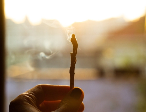 Hoe kun je edelstenen en kristallen reinigen en opladen?